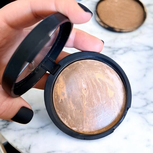 Laura Geller Baked Balance-n-Brighten Foundation Tan Shade - Picture 3 of 5